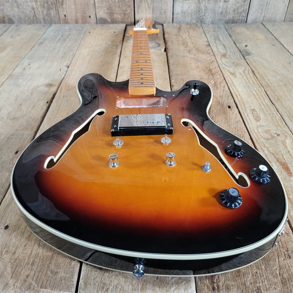 Squier Fender Classic Vibe Starcaster 2023 Semi-Hollow Guitar, poor - Mahar's Vintage Guitars