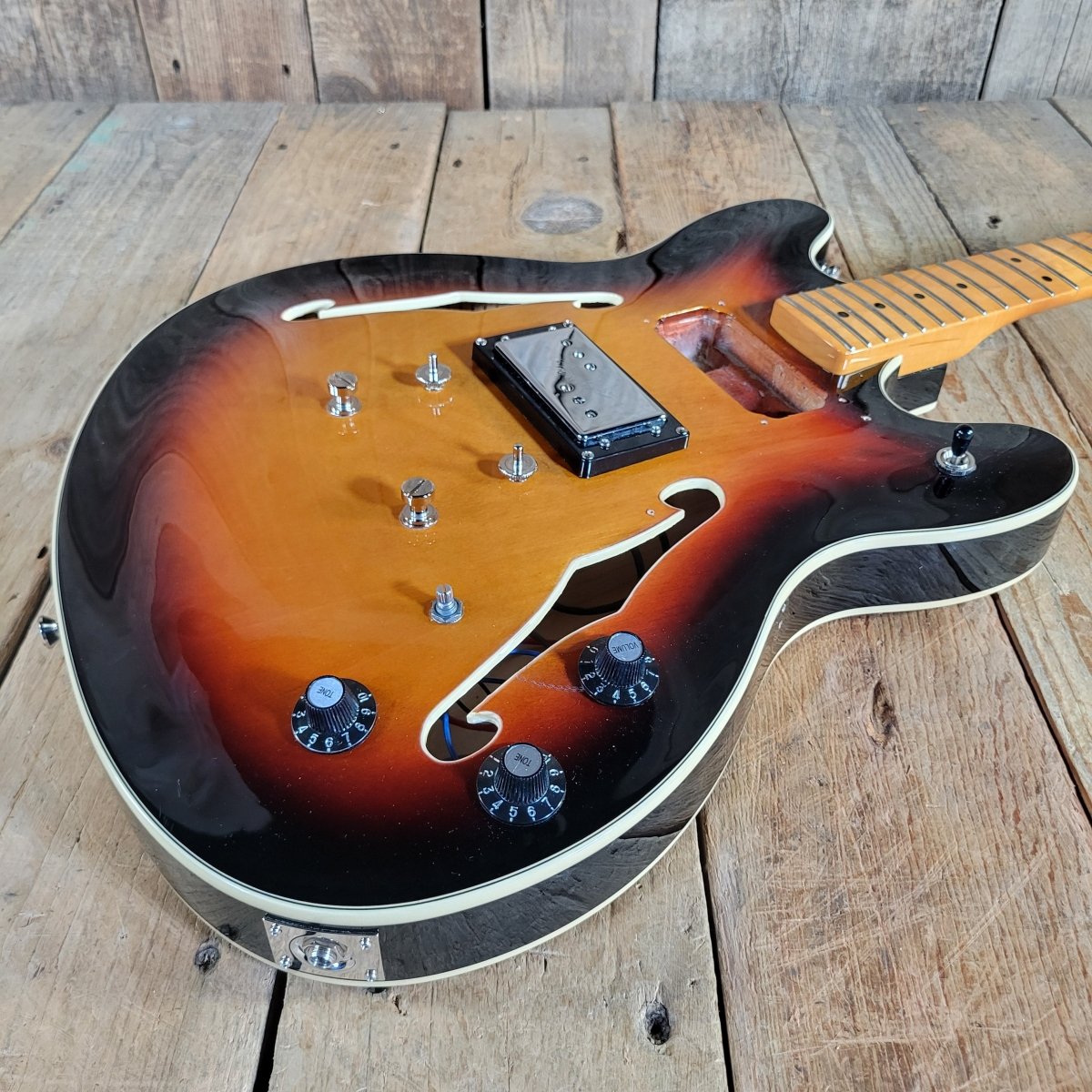 Squier Fender Classic Vibe Starcaster 2023 Semi-Hollow Guitar, poor - Mahar's Vintage Guitars