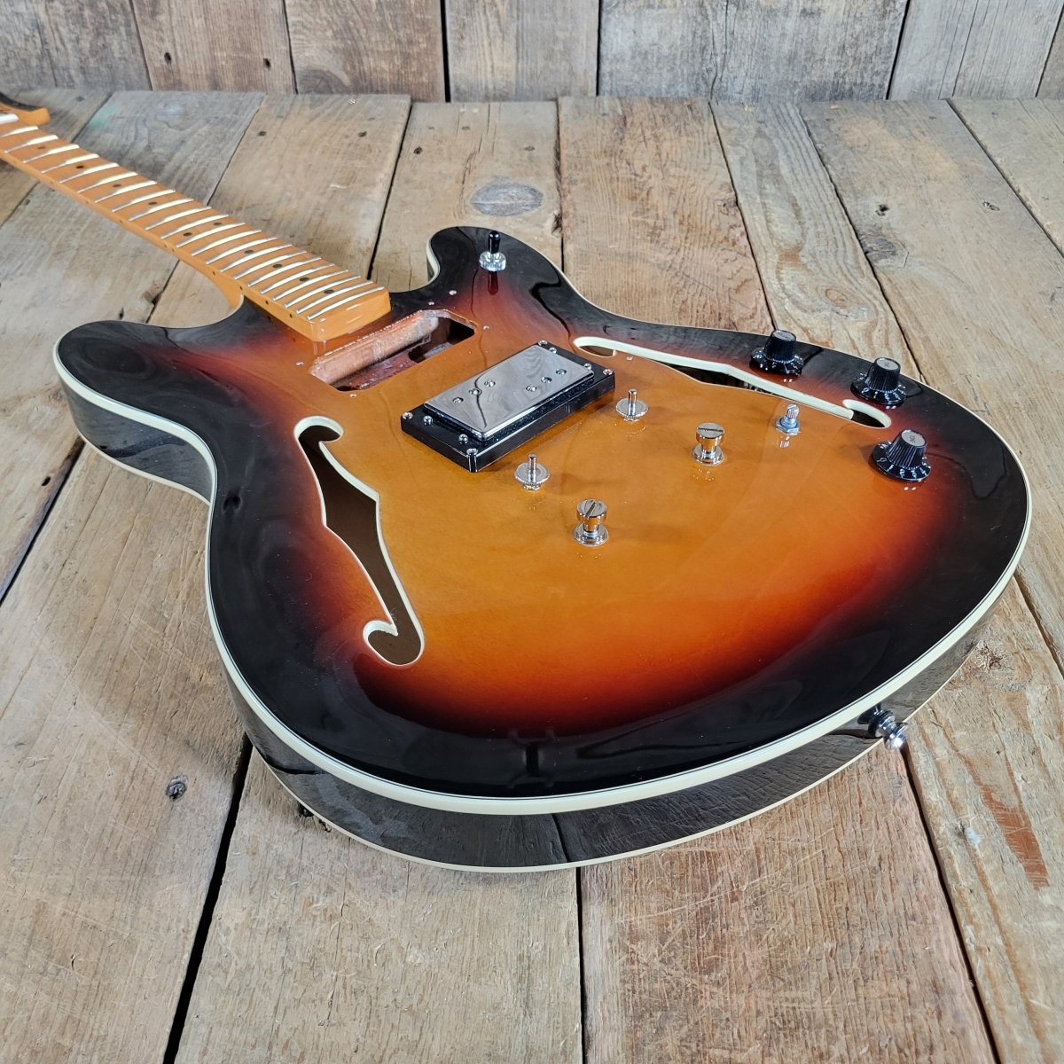 Squier Fender Classic Vibe Starcaster 2023 Semi-Hollow Guitar, poor - Mahar's Vintage Guitars