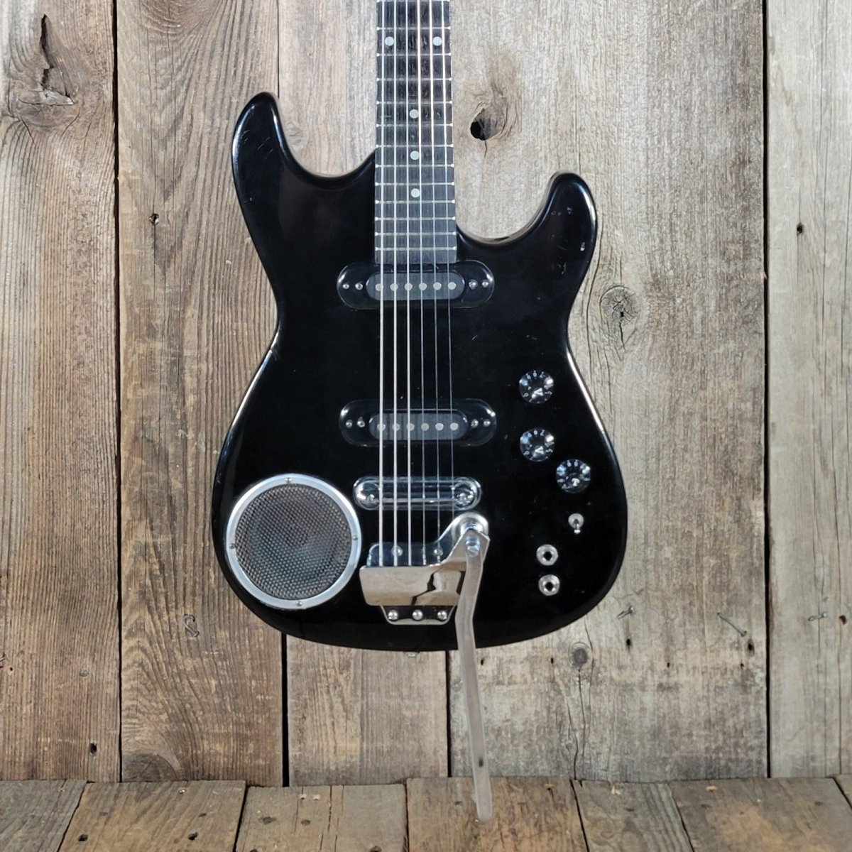 Synsonics Terminator Short Scale Electric Guitar w/ Built - In Amp 1980s - Mahar's Vintage Guitars