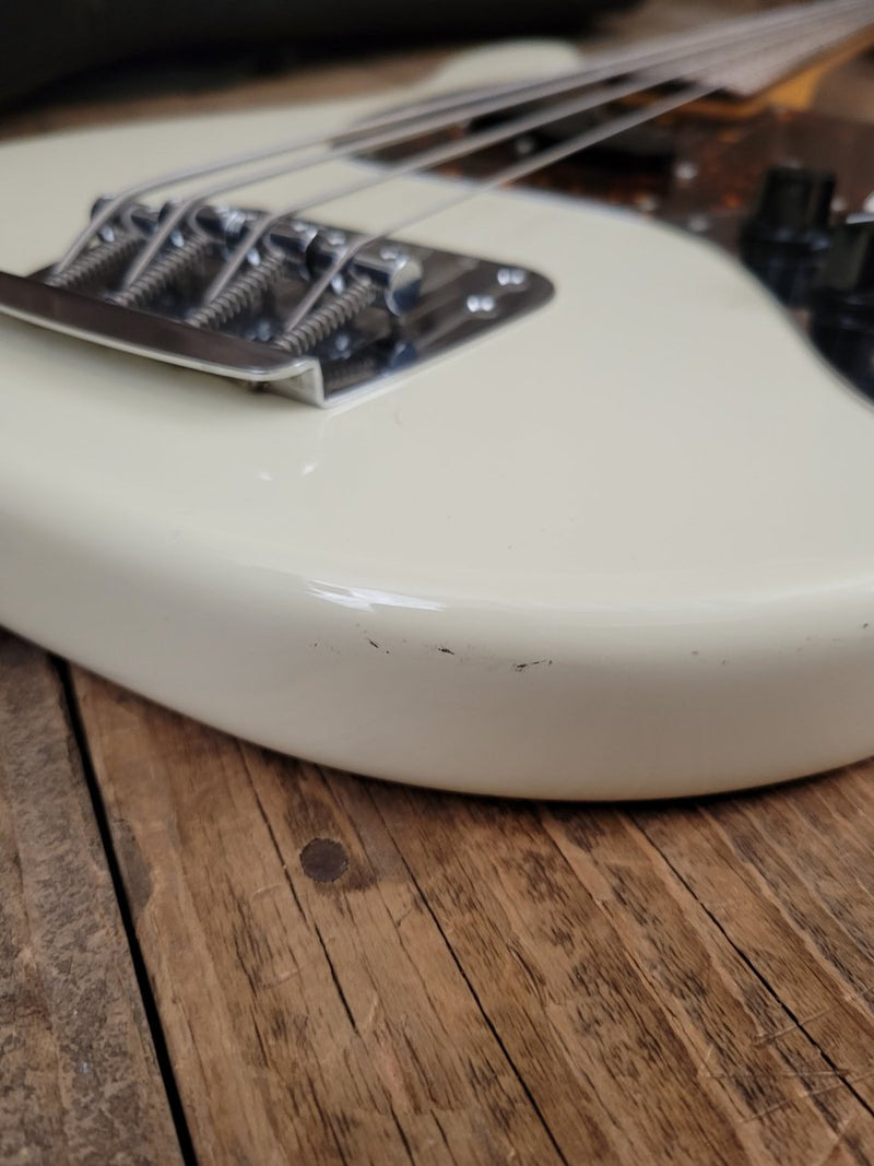 SOLD - Fender Mustang Bass MIJ 2005 Olympic White - Mahar's Vintage Guitars
