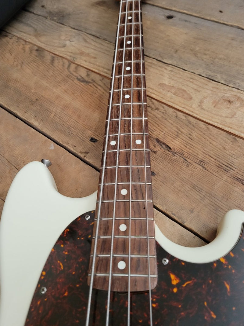 SOLD - Fender Mustang Bass MIJ 2005 Olympic White - Mahar's Vintage Guitars