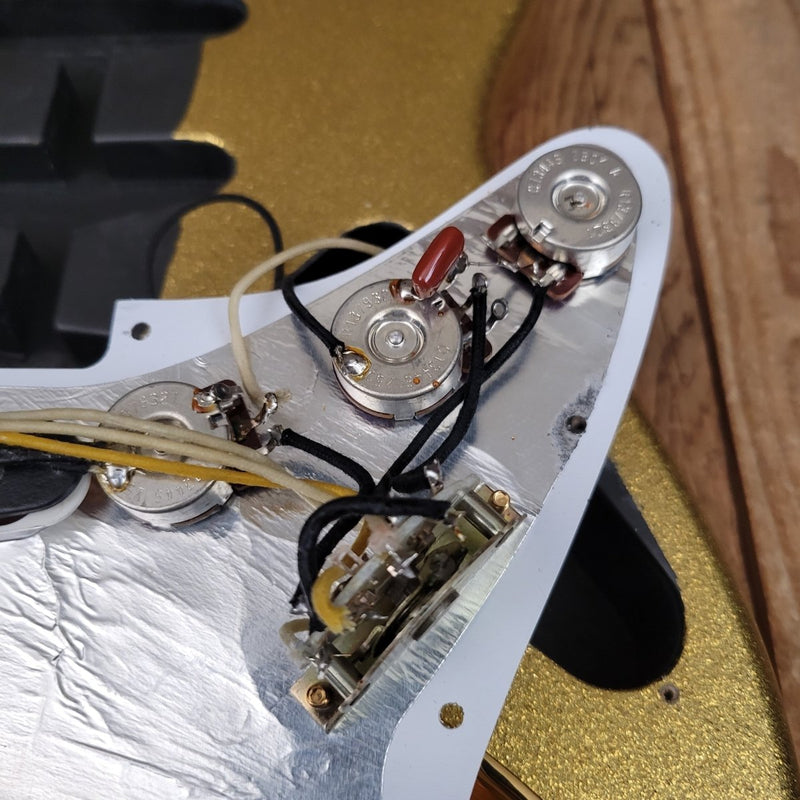 SOLD - Fender Stratocaster 1962 Custom Shop Gold Sparkle 1993 - Mahar's Vintage Guitars