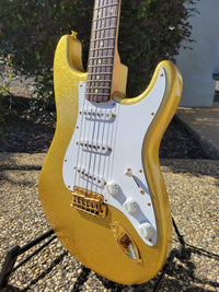 SOLD - Fender Stratocaster 1962 Custom Shop Gold Sparkle 1993 - Mahar's Vintage Guitars
