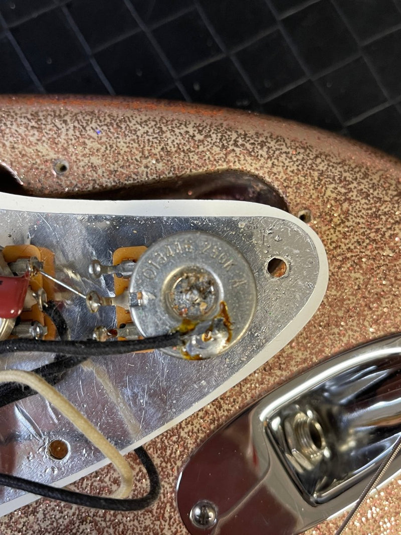 SOLD - Fender Stratocaster Custom Shop American Classic Champagne Sparkle 1995 - Mahar's Vintage Guitars
