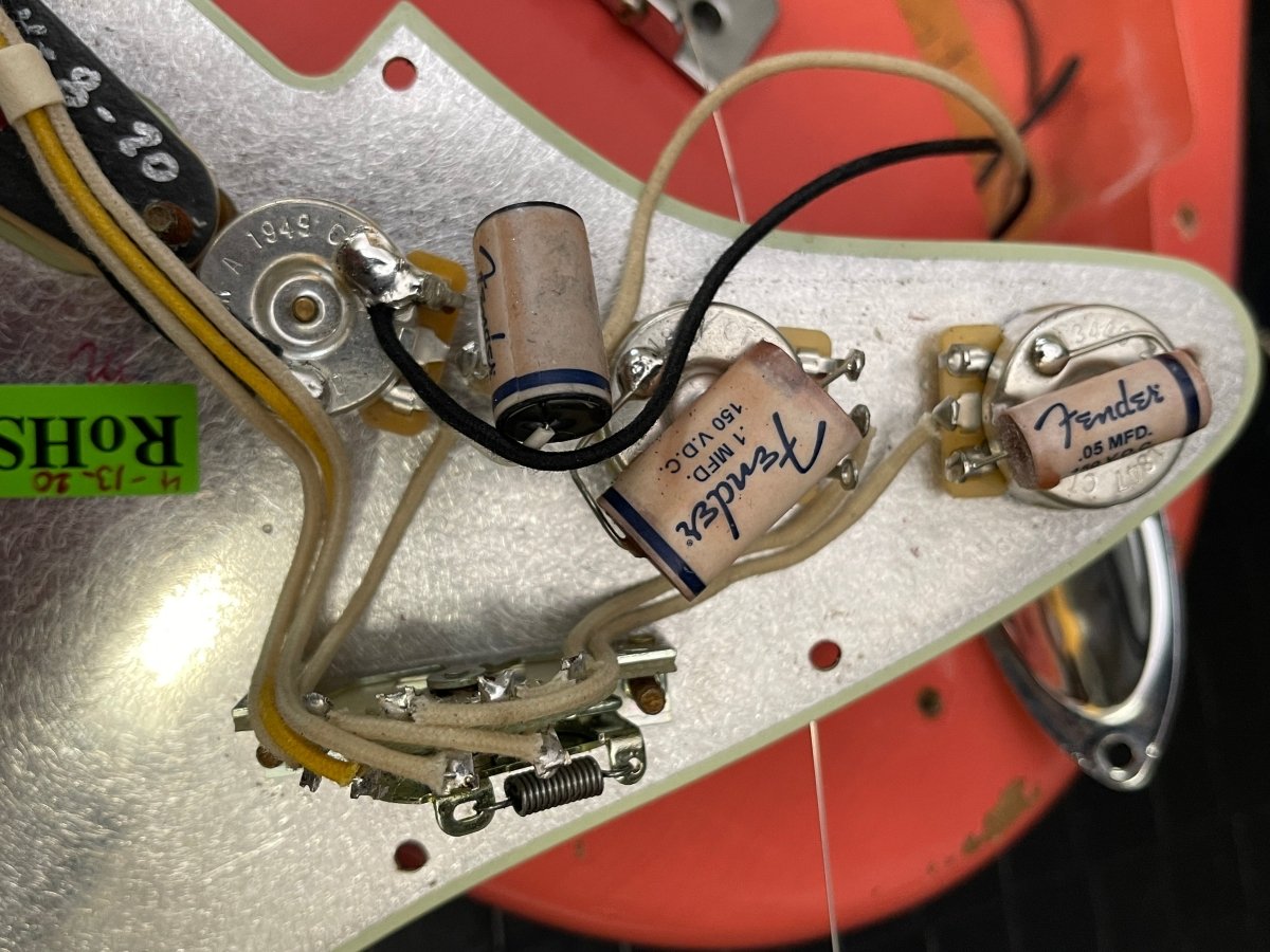SOLD - Fender Stratocaster Tahitian Coral '60 Limited Edition Relic 2020 - Mahar's Vintage Guitars